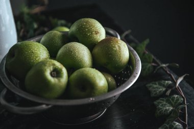 Organik taze elma sadece sulu yeşil elma bahçesinde toplanır..