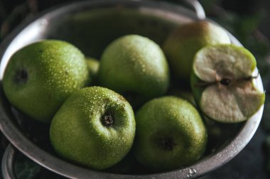 Organik taze elma sadece sulu yeşil elma bahçesinde toplanır..