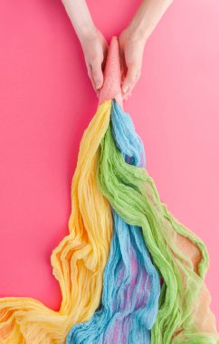 Kadınların elinde dondurma külahı pembe arka planda renkli flamalarla. Düz yatıyordu