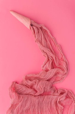 Pembe arka planda renkli şeritli pembe dondurma külahı. Düz yatıyordu