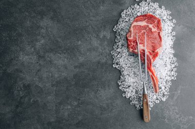 Buzlu taze çiğ kovboy bifteği.