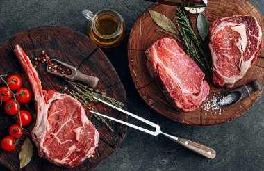 çeşitli taze et biftekleri.