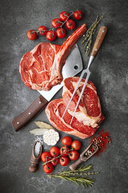 Taze çiğ Siyah Angus bifteği. Izgara için çiğ biftek çeşitleri..