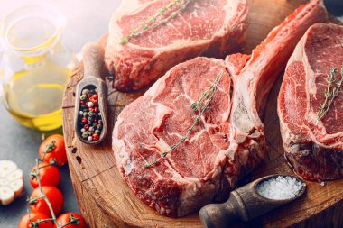 Taze çiğ Siyah Angus bifteği. Izgara için çiğ biftek çeşitleri..