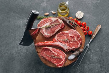 Taze çiğ Siyah Angus bifteği. Izgara için çiğ biftek çeşitleri..