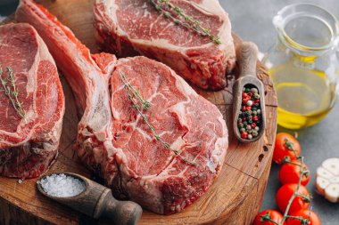 Taze çiğ Siyah Angus bifteği. Izgara için çiğ biftek çeşitleri..