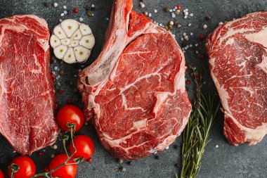 Taze çiğ Siyah Angus bifteği. Izgara için çiğ biftek çeşitleri..
