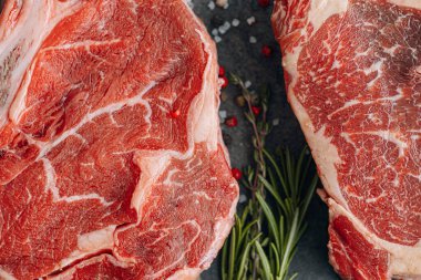 Taze çiğ Siyah Angus bifteği. Izgara için çiğ biftek çeşitleri..