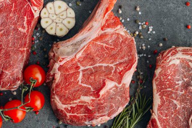 Taze çiğ Siyah Angus bifteği. Izgara için çiğ biftek çeşitleri..