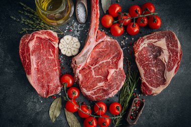 Taze çiğ Siyah Angus bifteği. Izgara için çiğ biftek çeşitleri..