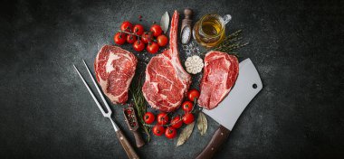 Taze çiğ Siyah Angus bifteği. Izgara için çiğ biftek çeşitleri..