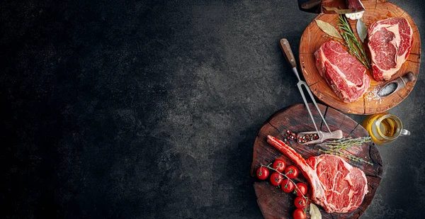 çeşitli taze et biftekleri.