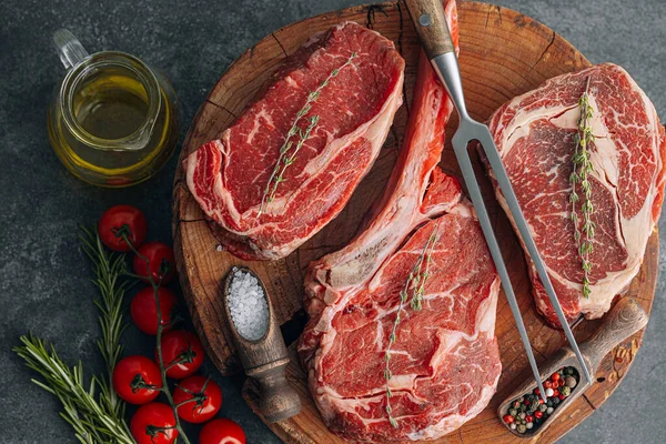 Taze çiğ Siyah Angus bifteği. Izgara için çiğ biftek çeşitleri..