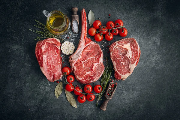 Taze çiğ Siyah Angus bifteği. Izgara için çiğ biftek çeşitleri..