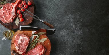 Taze çiğ Siyah Angus bifteği. Izgara için çiğ biftek çeşitleri..