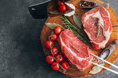 İki pahalı çiğ biftek iki kişilik romantik bir akşam yemeği için hazır..