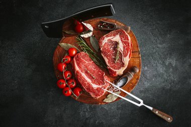 İki pahalı çiğ biftek iki kişilik romantik bir akşam yemeği için hazır..