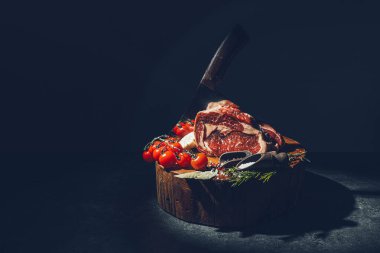 Kesme tahtasındaki kasap bıçağı ve et.