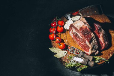 Kesme tahtasındaki kasap bıçağı ve et.