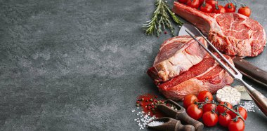 Taze çiğ Siyah Angus bifteği. Izgara için çiğ biftek çeşitleri..