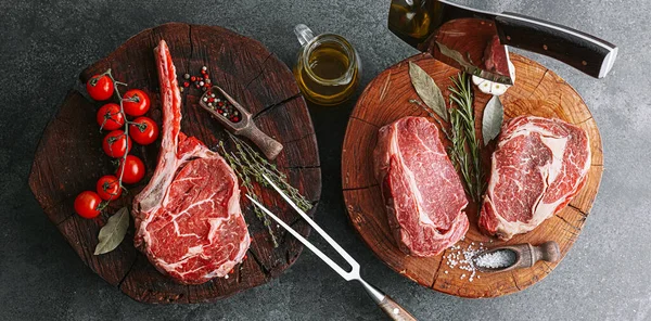 Taze çiğ Siyah Angus bifteği. Izgara için çiğ biftek çeşitleri..