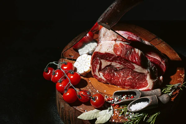 Kesme tahtasındaki kasap bıçağı ve et.