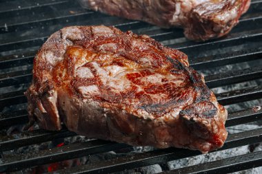 Siyah tahtada barbekü bifteği 