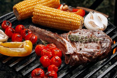 Siyah tahtada barbekü bifteği 