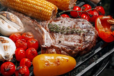 Siyah tahtada barbekü bifteği 