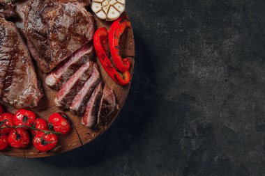 Siyah tahtada barbekü bifteği 