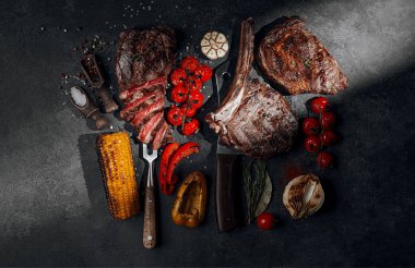 Siyah tahtada barbekü bifteği 