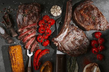 Siyah tahtada barbekü bifteği 