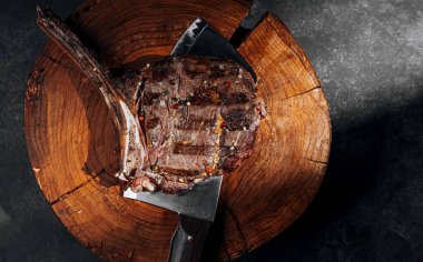 Taze ızgara baltayla sebzeli biftek.