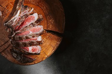 Taze ızgara baltayla sebzeli biftek.