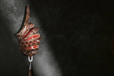 Taze ızgara baltayla sebzeli biftek.