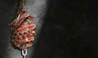 Taze ızgara baltayla sebzeli biftek.