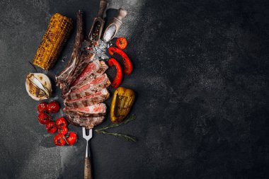 Taze ızgara baltayla sebzeli biftek.