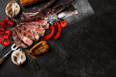 Taze ızgara baltayla sebzeli biftek.