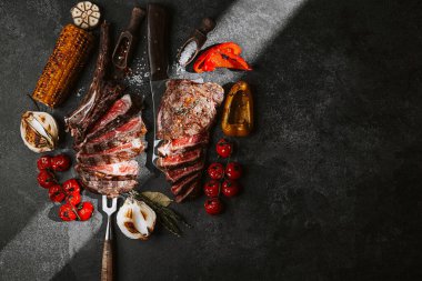 İki lezzetli biftek ve sebze için akşam yemeği..