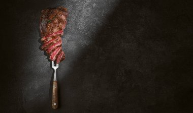 Siyah tahtada barbekü bifteği 