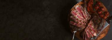 Siyah tahtada barbekü bifteği 