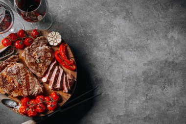 Biftekli ve kırmızı şaraplı iki kişilik yemek.