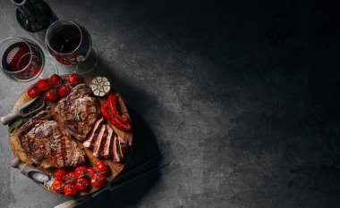 Biftekli ve kırmızı şaraplı iki kişilik yemek.