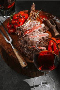 Biftekli ve kırmızı şaraplı iki kişilik yemek.