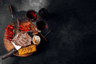 Biftekli ve kırmızı şaraplı iki kişilik yemek.