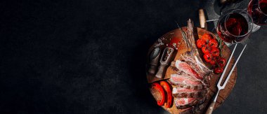 Biftekli ve kırmızı şaraplı iki kişilik yemek.