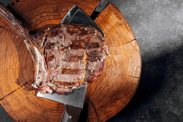 Taze ızgara baltayla sebzeli biftek.