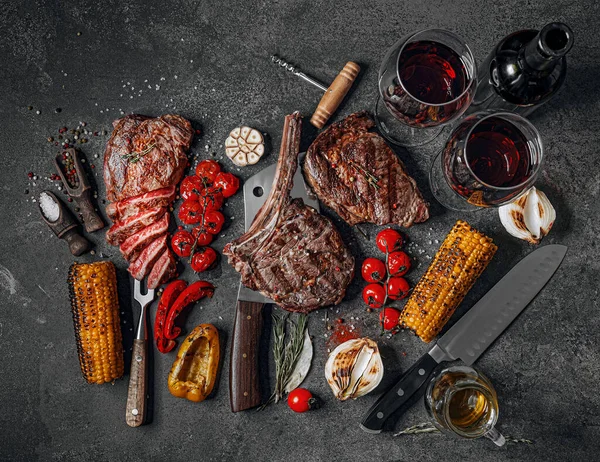 Biftekli ve kırmızı şaraplı iki kişilik yemek.