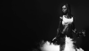 Kadınlar spor salonunda spor yapıyor.