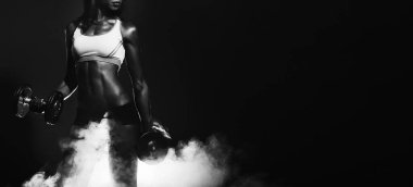 Kadınlar spor salonunda spor yapıyor.